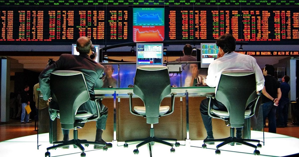 Traders watching falling prices on a stock exchange floor